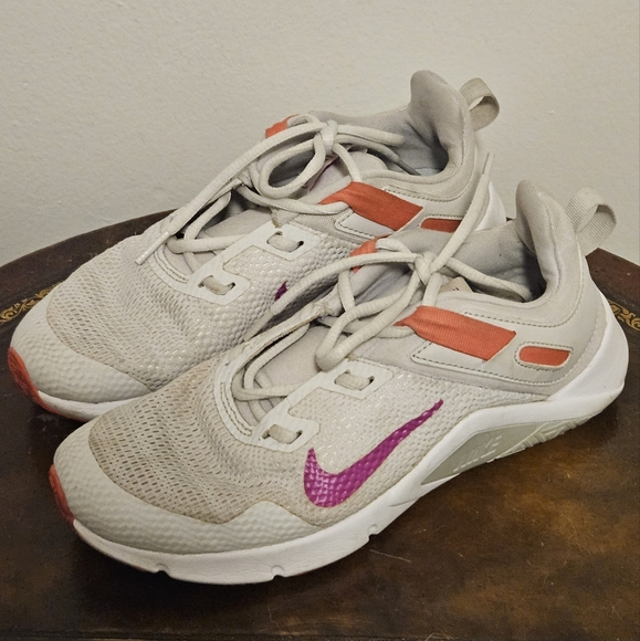 Nike Women's Legend Essential Vast Grey Fire Pink Size 6.5 CD0212 005 - Picture 7 of 10
